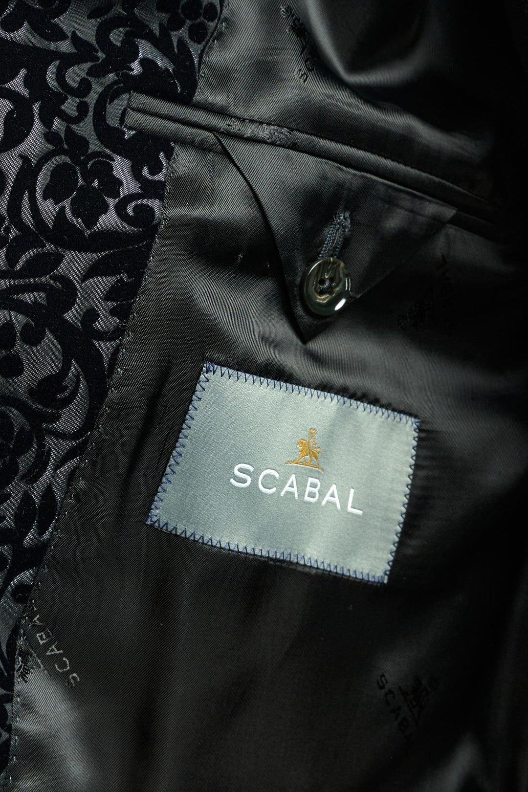 VELVET BLACK TUXEDO JACKET WITH DETAILED LAPELS